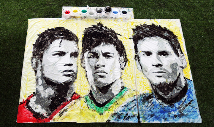 Художница рисует портреты звезд Чемпионата Мира футбольным мячом