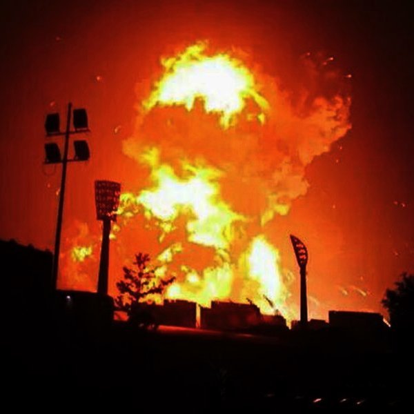 Twitter, Китай, КНР, общество, В сети появилось видео мощного взрыва на химическом заводе в Китае