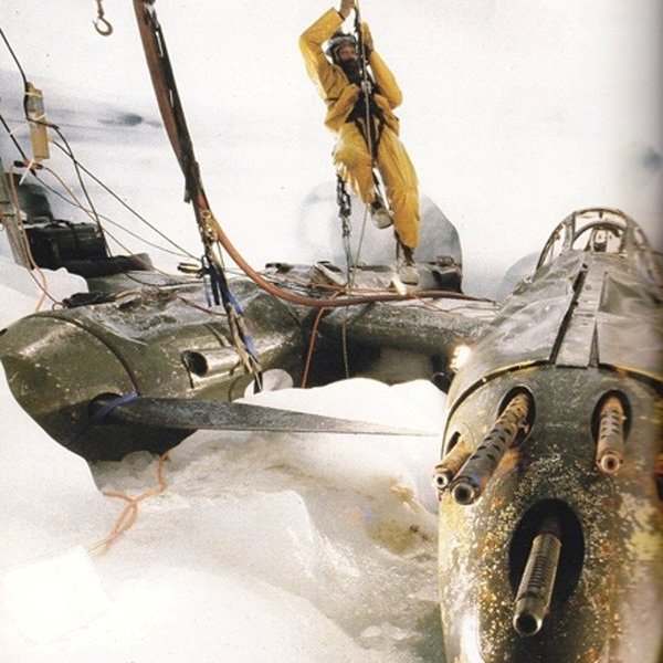История, авиация, P-38 времен Второй мировой нашли в Гренландии. Достали из ледника и завели!